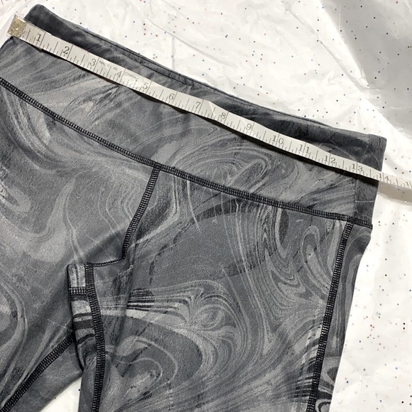 ALO Yoga Black Marble Goddess legging size S (4-6) - Picture 8 of 12